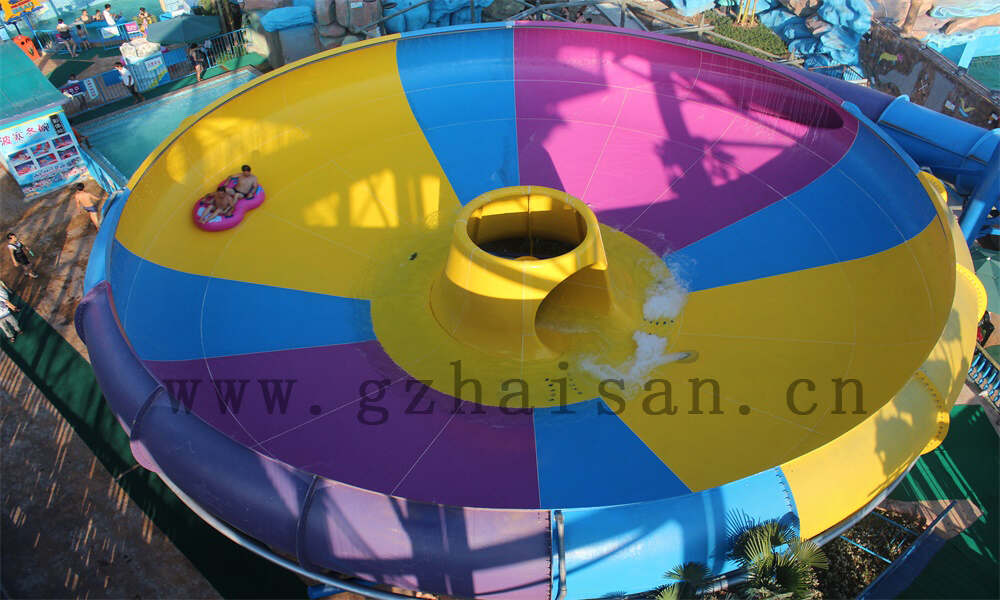 水上乐园滑梯的大喇叭滑梯