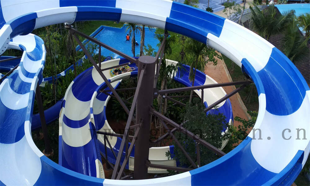 水上乐园设备大揭秘：挑战与乐趣无限