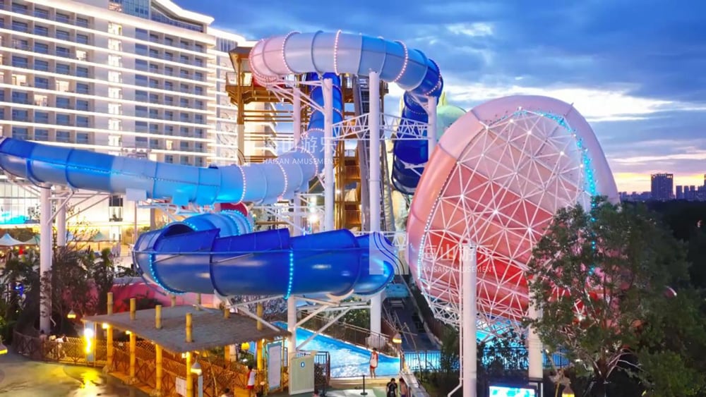 双重风暴，极致竞速——星际盘旋+巨浪翻滚组合引爆水乐园刺激体验